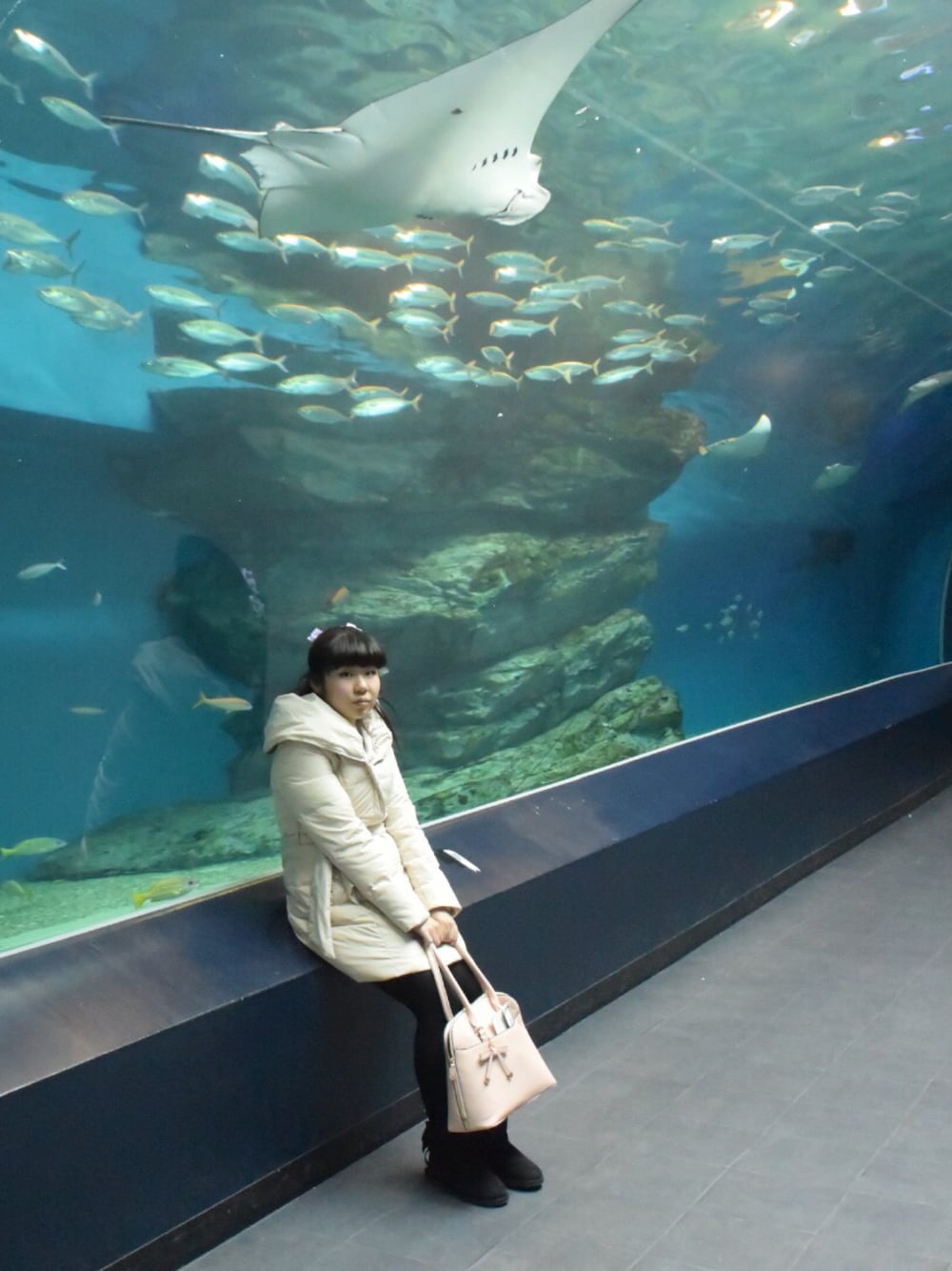 「エプソン品川アクアパーク、水族館、テーマはデートの待ち合わせ、ポニーテール＋リボン、休みは今日だけ、明日から仕事、ムートンブーツ、風邪っぴき、癒された」｜「PATTERNのアイテム（ダウンジャケット/コート、ホワイト系）」を使った、もえりん✩⃛さん（レディース・154cm）の冬コーディネートの1枚目の写真