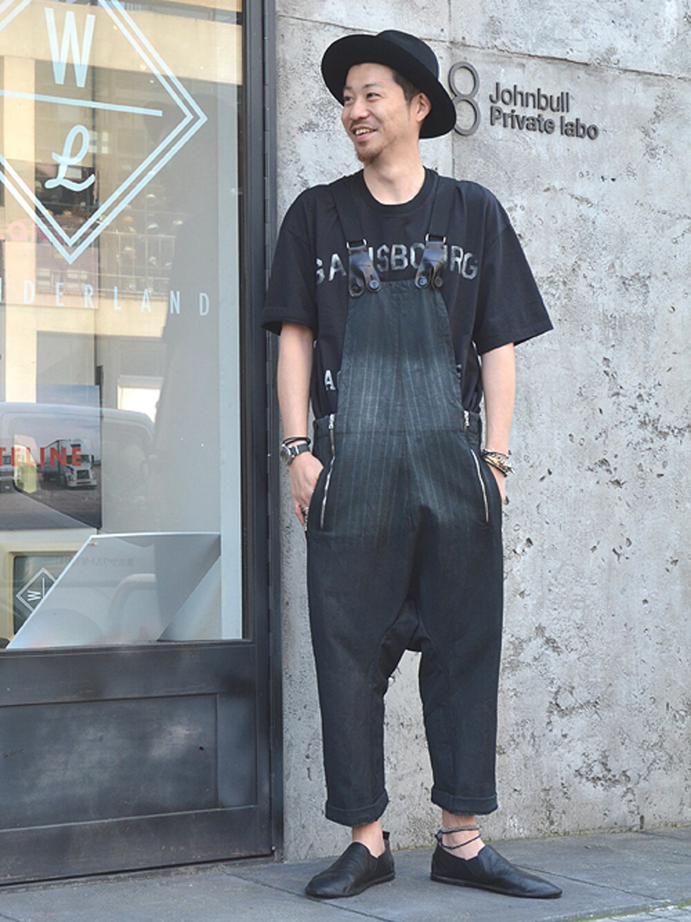 ブラック系のサロペット/オーバーオールを着用したメンズの春コーディネートの1枚目の写真