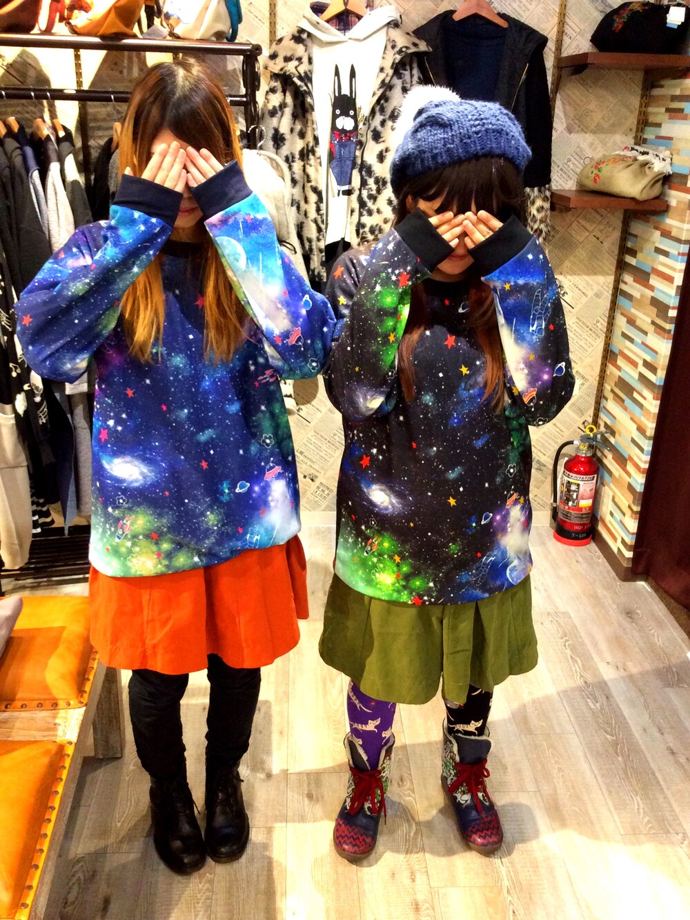 「宇宙柄、双子コーデ、スカラー、カジュアル、ギャラクシー」｜「ScoLarのアイテム（チュニック、ブラック系）」を使った、スカラーHEPFIVE店さん（レディース・158cm）の冬コーディネートの1枚目の写真