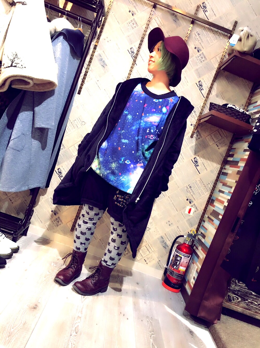 「冬のコーデ、スカラー、スカラー(ScoLar)、ギャラクシー、宇宙柄、あったかコーデ、ふわふわ、ハット、カジュアル」｜「ScoLarのアイテム（チュニック、ブルー系）」を使った、スカラーHEPFIVE店さん（レディース・149cm）の冬コーディネートの1枚目の写真