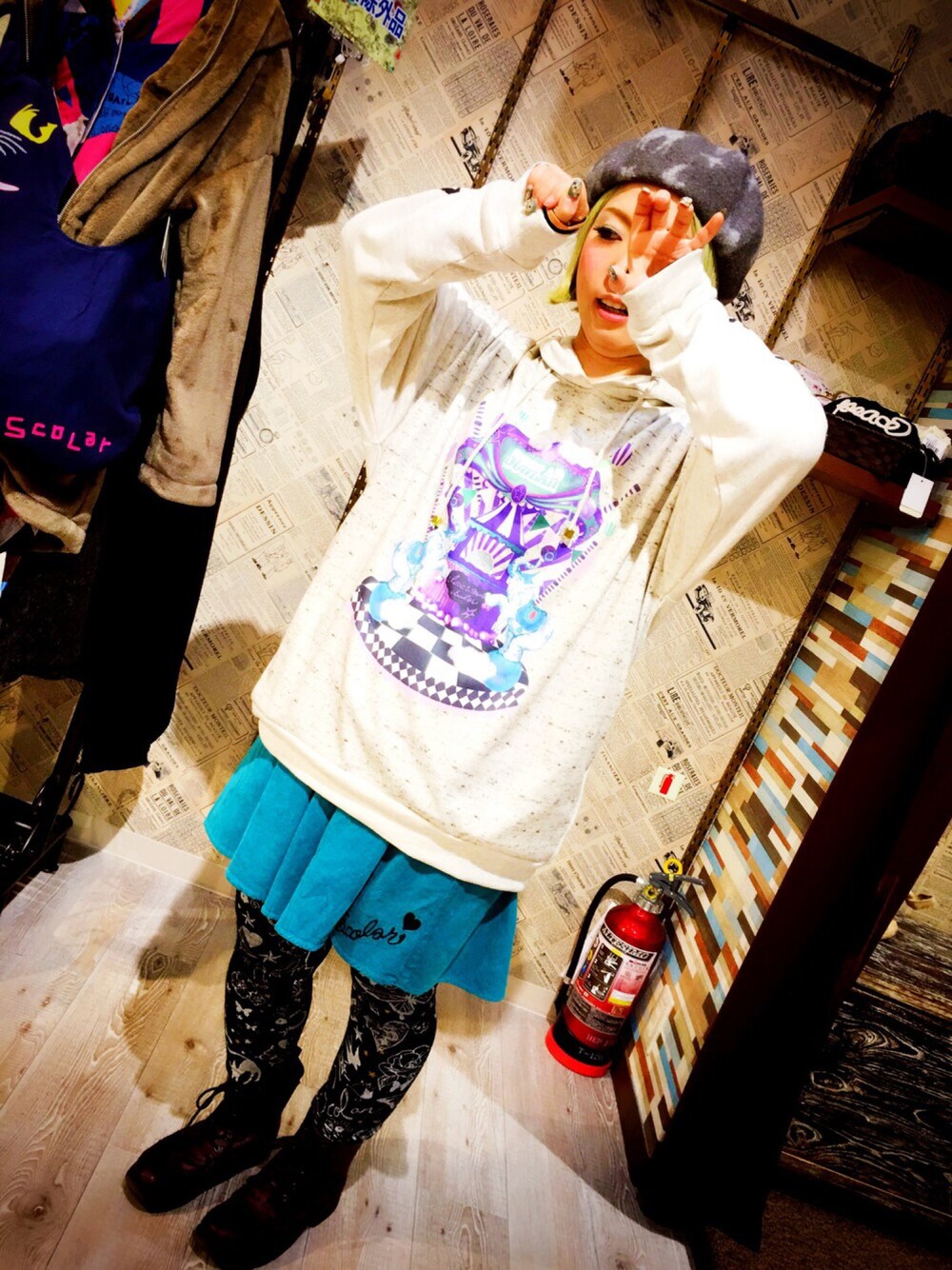 「スカラー、スカラー(ScoLar)、カジュアル、メリーゴーランド、ゆるコーデ、ポップ、POP、PPAP」｜「ScoLarのアイテム（その他トップス、ホワイト系）」を使った、スカラーHEPFIVE店さん（レディース・149cm）の冬コーディネートの1枚目の写真