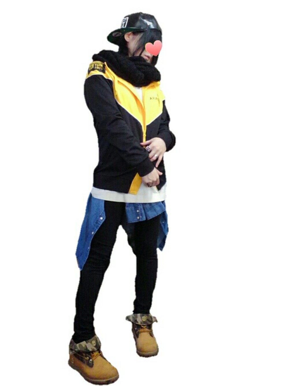 ブルー系のシャツ/ブラウス、ブラック系のその他パンツ、ブラック系のパーカーを着用したレディースの冬コーディネートの1枚目の写真