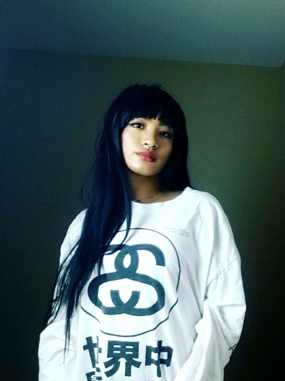 「Los Angeles、white、stussy、long sleeve、long hair」｜「STUSSYのアイテム（シャツ/ブラウス、ホワイト系）」を使った、Leanne Nicoleさん（レディース・160cm）の夏コーディネートの1枚目の写真