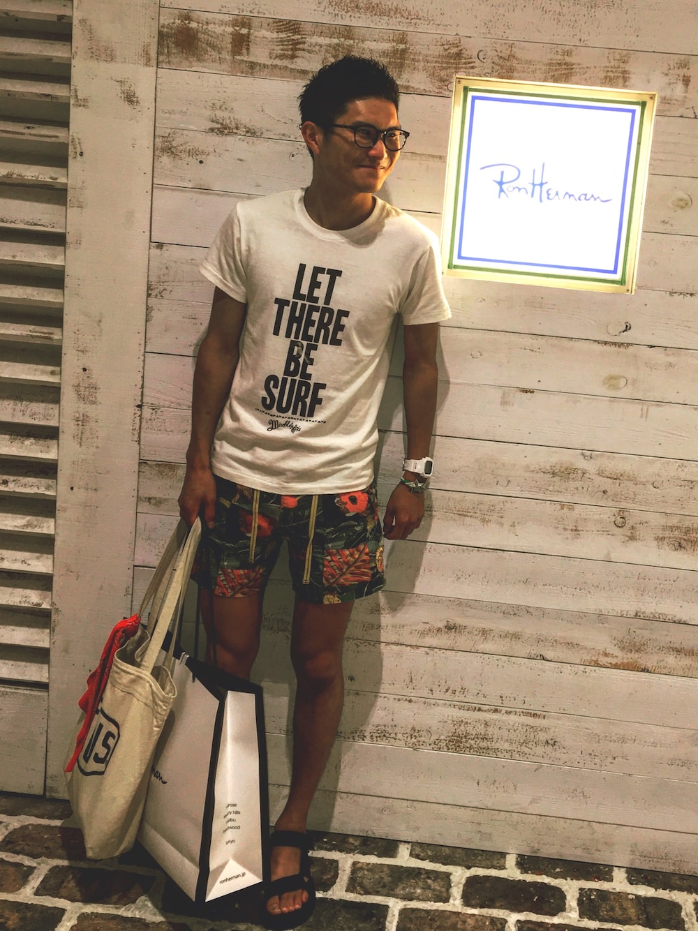 「白Tシャツ、休日スタイル、ロンハーマン、Deuxieme Classe(Deuxieme Classe)、RHC」｜「MARBLESのアイテム（Tシャツ/カットソー、ホワイト系）」を使った、yu-ki🤘🏾🤘🏾さん（メンズ・170cm）の夏コーディネートの1枚目の写真