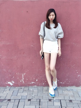 「SNIDEL（スナイデル）のデニムショートパンツ（その他パンツ、ブルー系）」を使った、yuyiさん（レディース・168cm）の春コーディネート