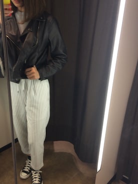 「iPhoneケース」｜「アイテム（ライダースジャケット）」を使った、Madokaさん（レディース・168cm）の秋コーディネート