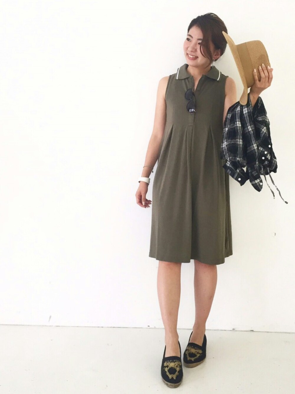 グリーン系のワンピース、ブラック系のパーカー、ブラック系のサングラスを着用したレディースの夏コーディネートの1枚目の写真