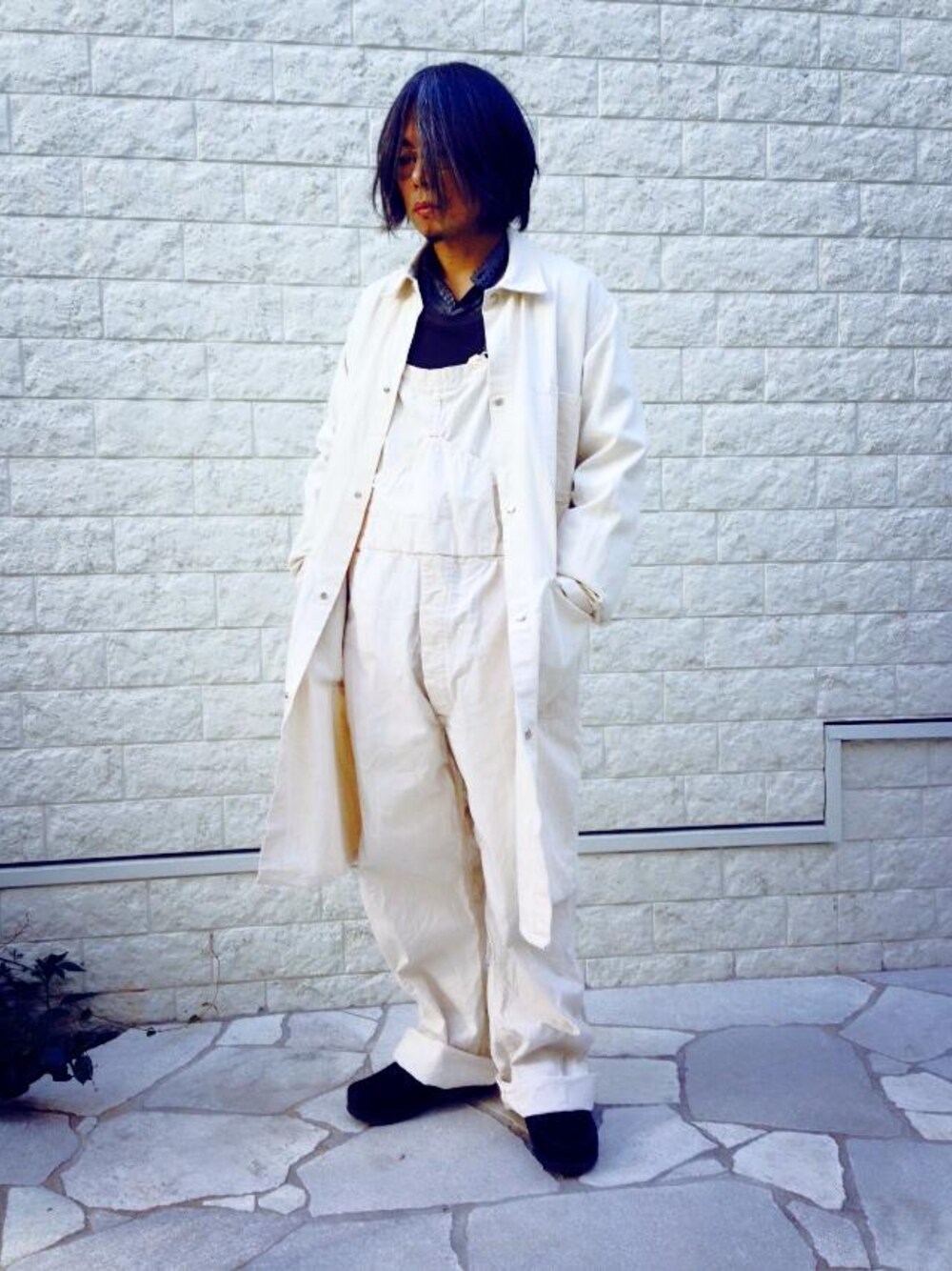 「ワントーンコーデ、used、vintage、オーバーオール、カバーオール、ショップコート、丸メガネ」｜「usedのVINTAGE SHOP COATS【UNIVERSAL OVERALL】ビンテージショップコート（その他アウター、ホワイト系）」を使った、RUMHOLEberufstaffさん（メンズ・167cm）の冬コーディネートの1枚目の写真
