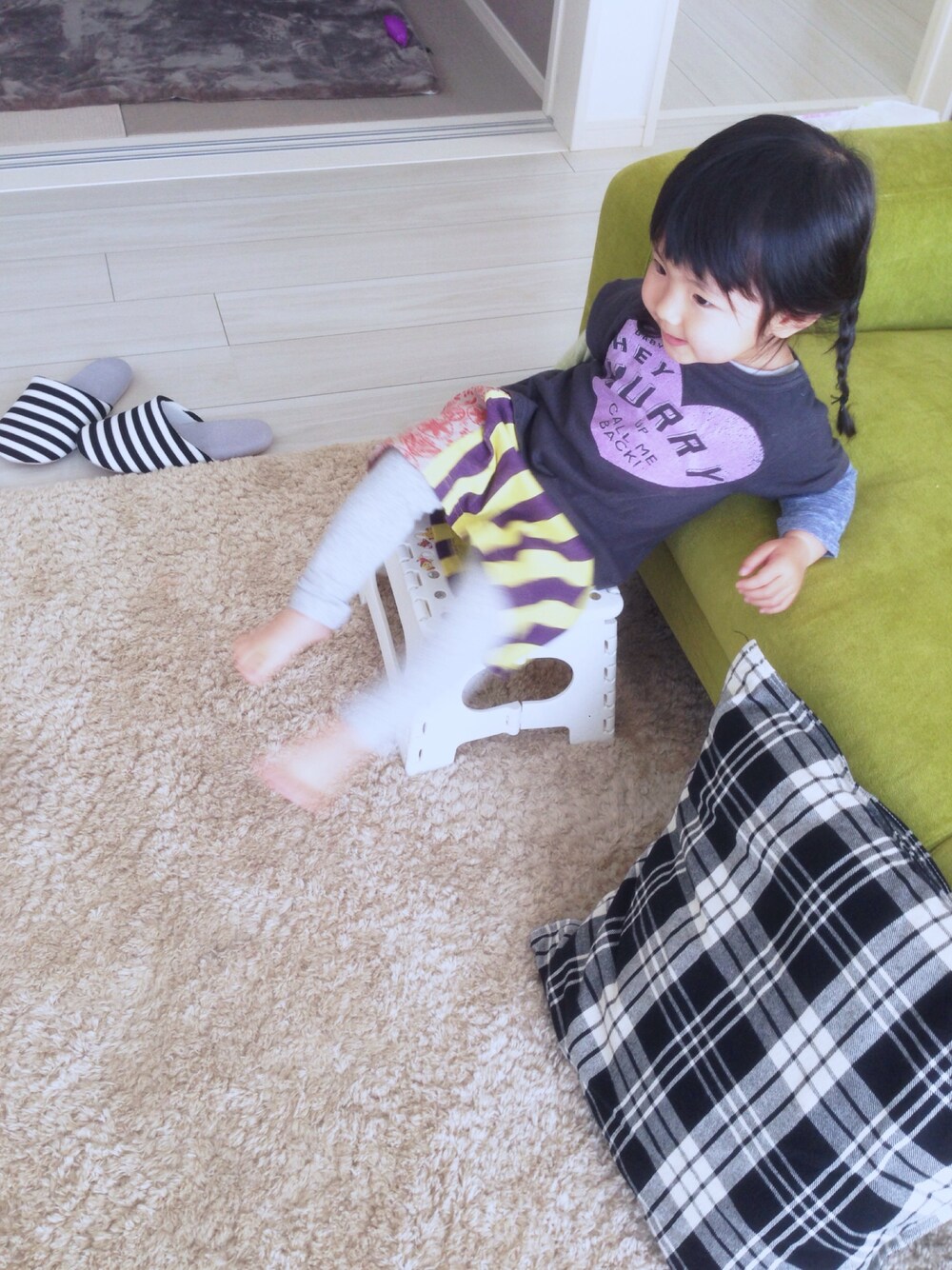「ワンピース、プチプラ」｜「アイテム（ワンピース、ブラック系）」を使った、puticoさん（キッズ・80cm）の春コーディネートの1枚目の写真