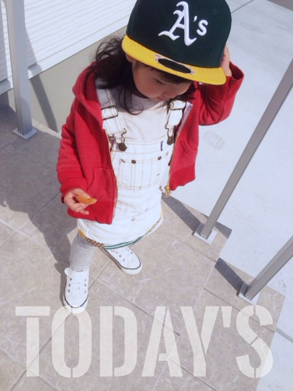 「kids、ニューエラ」｜「アイテム（パーカー、レッド系）」を使った、puticoさん（キッズ・90cm）の春コーディネートの1枚目の写真