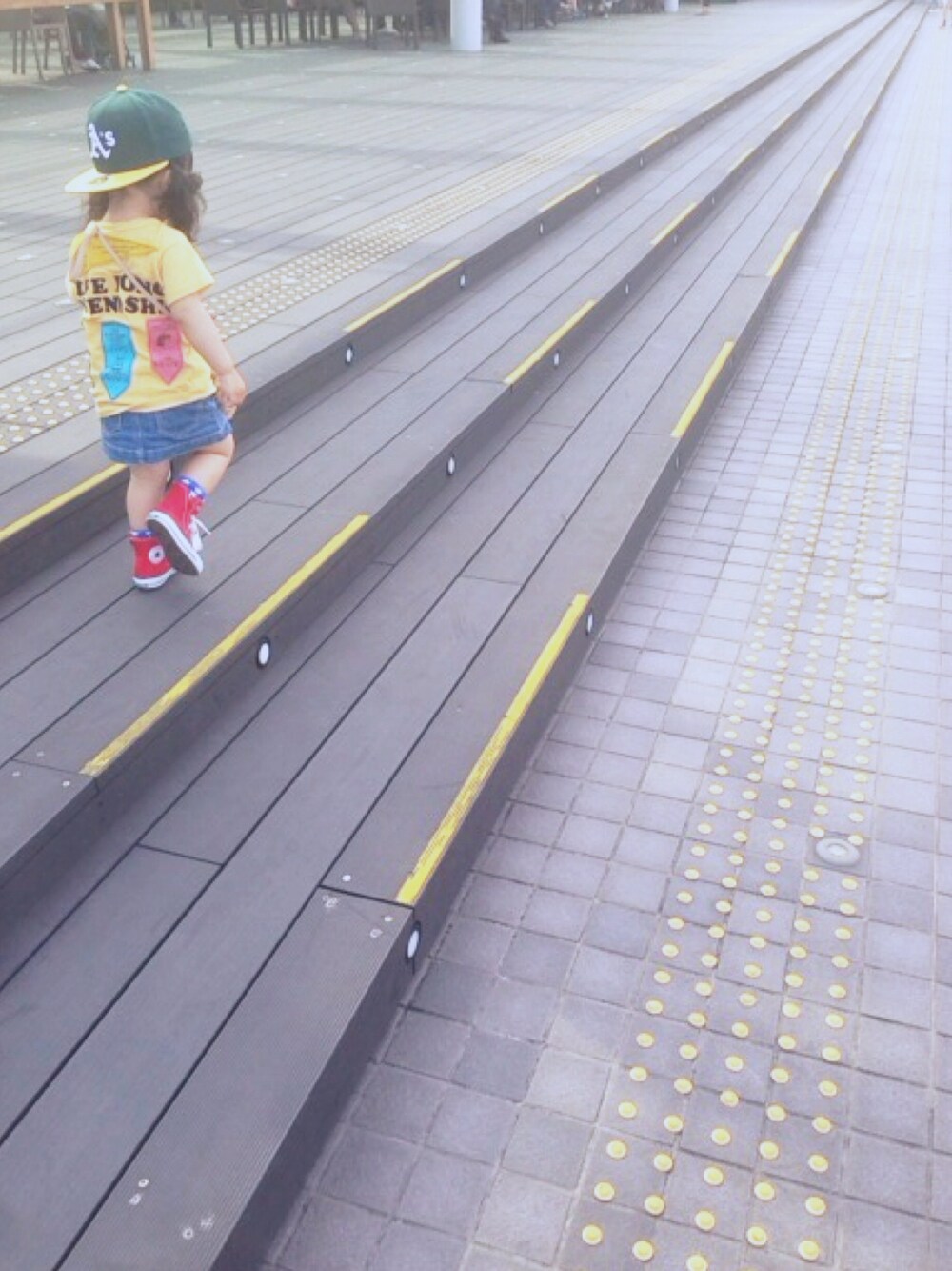 「kids」｜「DENIM DUNGAREEのアイテム（Tシャツ/カットソー、イエロー系）」を使った、puticoさん（キッズ・90cm）の春コーディネートの1枚目の写真