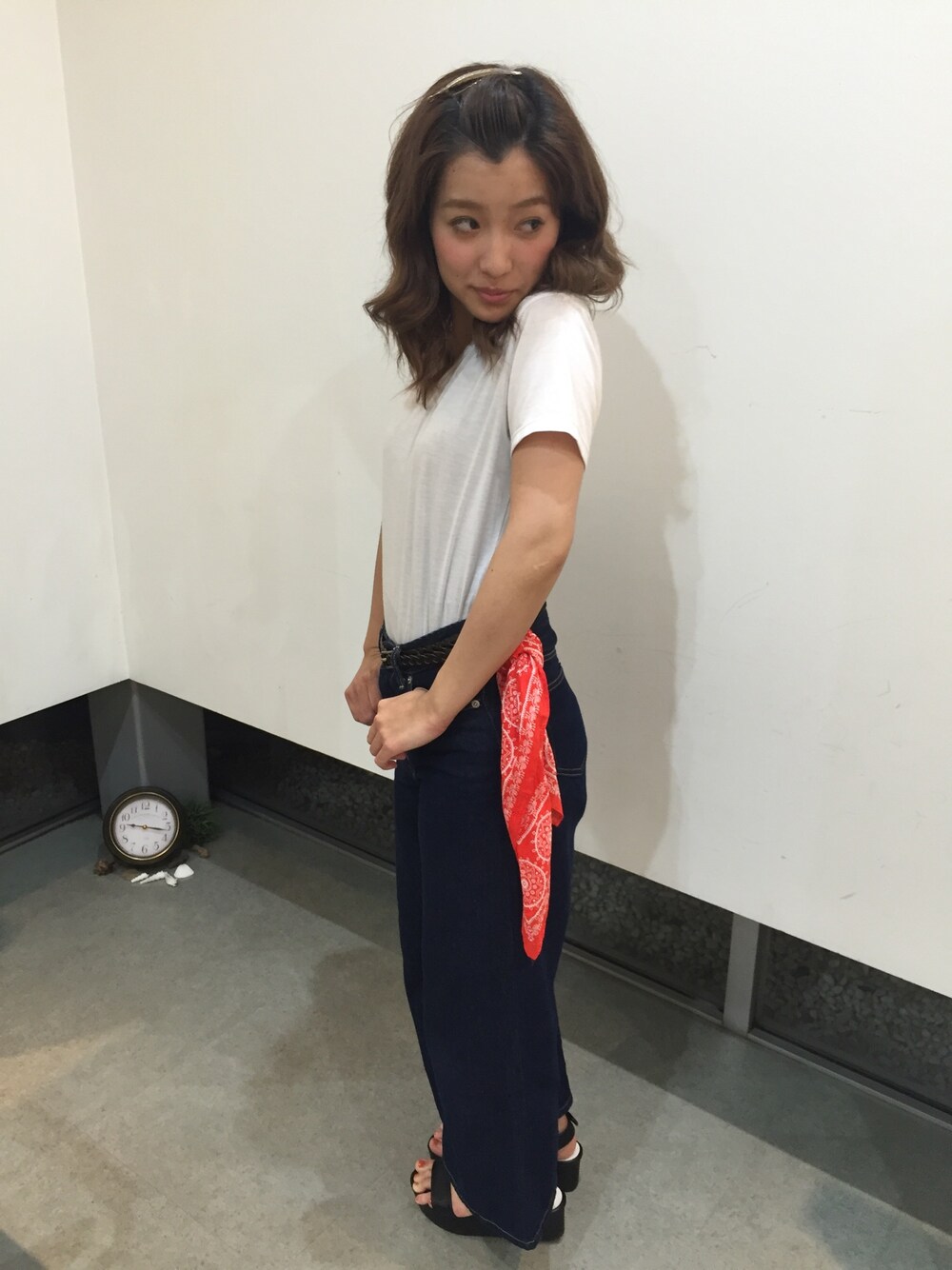 ホワイト系のTシャツ/カットソー、ブルー系のデニムパンツ、レッド系のマフラーを着用したレディースの夏コーディネートの1枚目の写真