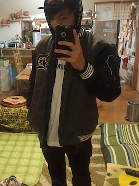 「バンドT」｜「アイテム（スタジャン）」を使った、$HXNさん（メンズ・177cm）の冬コーディネート