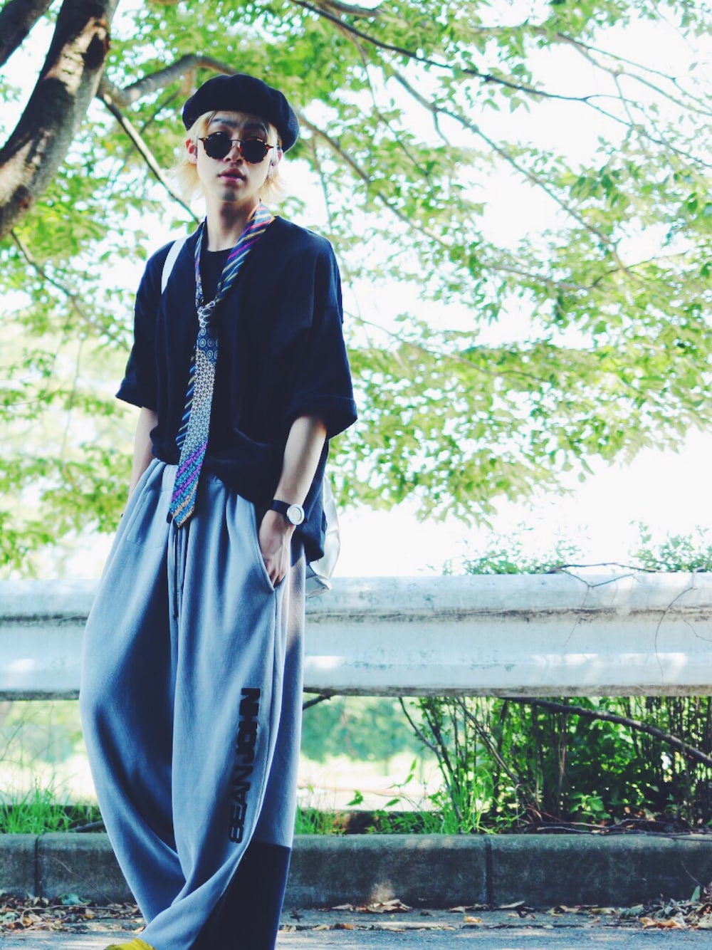 「秋のコーデ、シンプル、カジュアル、ワイドパンツ、モード、ゆるコーデ、古着、古着MIX、ISSEY MIYAKE、Tシャツ」｜「un old jokeのアイテム（パンツ、グレー系）」を使った、YU TSUDUKIさん（メンズ・173cm）の秋コーディネートの1枚目の写真