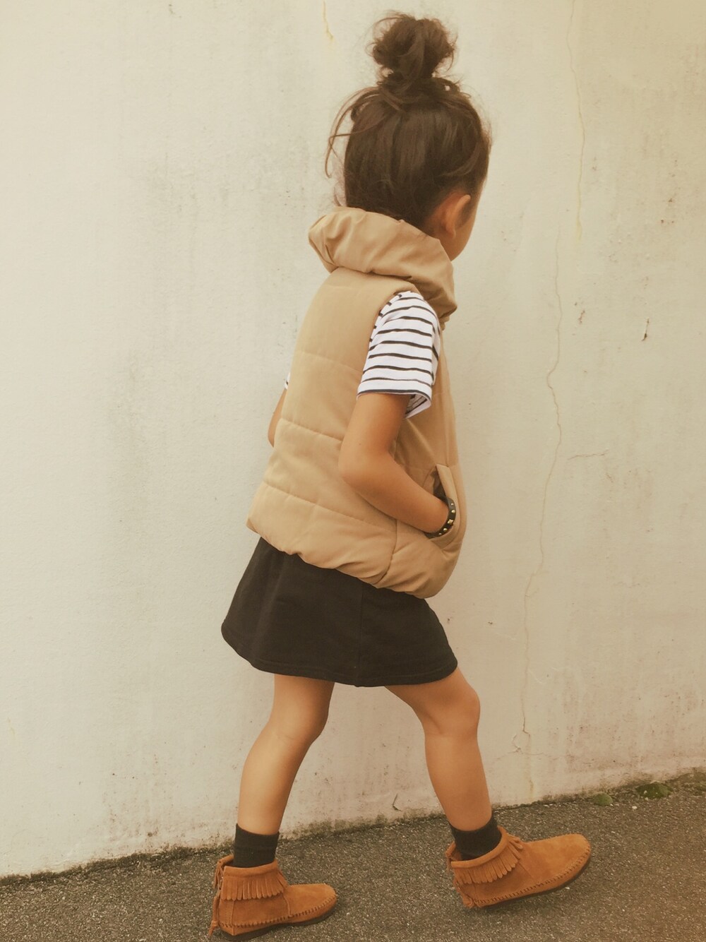 「kids」｜「MinnetonkaのMINNETONKA:フリンジ ブーツ（ブーツ、ブラウン系）」を使った、micooさん（キッズ・110cm）の夏コーディネートの1枚目の写真