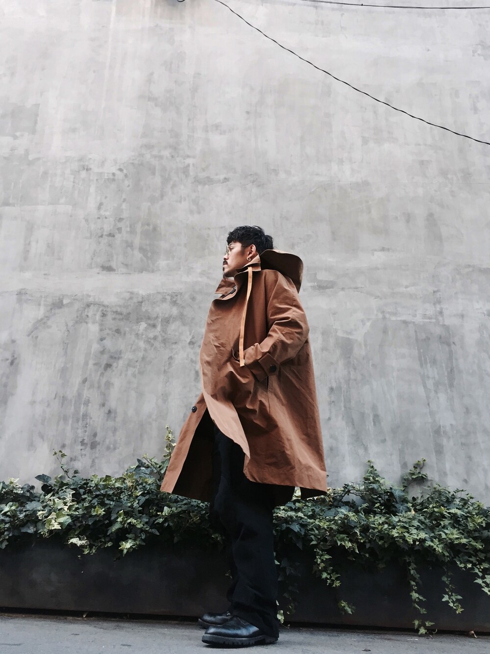 「LEH、coat、TTAGGG、siva、onffo、ootd、カジュアル」｜「LEHのアイテム（ステンカラーコート、ブラウン系）」を使った、Hidenori Kataokaさん（メンズ・174cm）の秋コーディネートの1枚目の写真