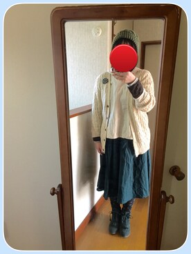 「studio CLIP（スタディオクリップ）の【studio CLIP】 サークル刺繍ブローチ（ブローチ/コサージュ、ブラック系）」を使った、リンリンさん（レディース）の冬コーディネート