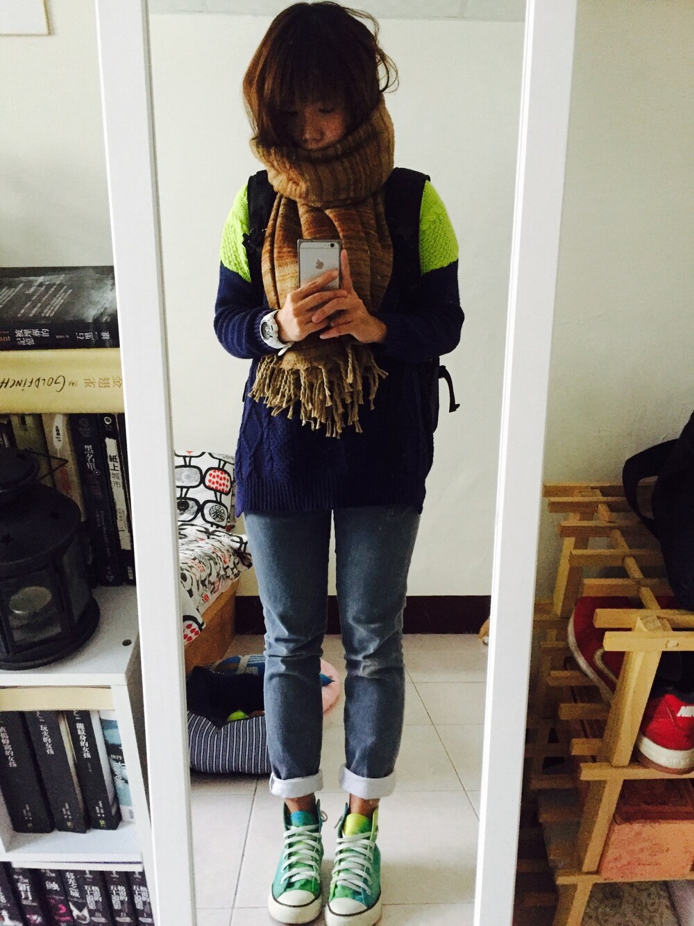 ブルー系のその他パンツ、グリーン系のその他シューズ、ホワイト系のバックパック/リュックを着用したレディースの冬コーディネートの1枚目の写真