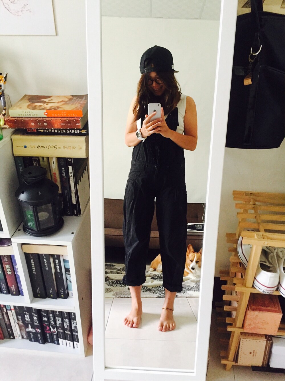 ブラック系のつなぎ/オールインワン、ブラック系のキャップ、ホワイト系のアナログ腕時計を着用したレディースの夏コーディネートの1枚目の写真