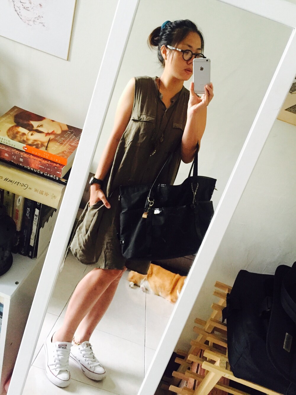 ブラック系のショルダーバッグ、ホワイト系のスニーカー、グリーン系のワンピースを着用したレディースの夏コーディネートの1枚目の写真