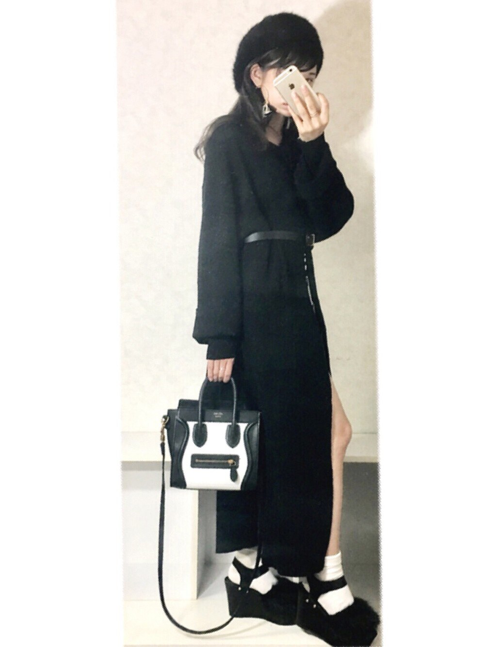 「モード、ブラック、ロングカーディガン、ファー小物、ベレー帽、厚底サンダル、CELINE、ZARA、ブラックコーデ」｜「UNITED TOKYOのボリュームスリーブミラノリブロングカーデ（カーディガン/ボレロ、ブラック系）」を使った、cocoさん（レディース・152cm）の秋コーディネートの1枚目の写真
