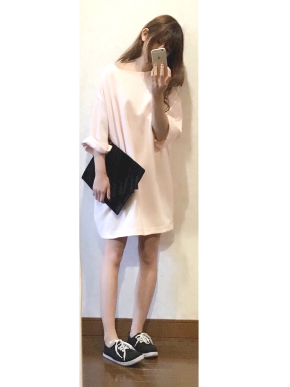 「snidel、スポーティ、ガーリー、ワンピース、パジャマ」｜「ROSE BUDの(LL ACCESSORIES)B1970 FRINGE TRIM CLUTCH BAG[フリンジ]（クラッチバッグ、ブラック系）」を使った、cocoさん（レディース・152cm）の冬コーディネートの1枚目の写真