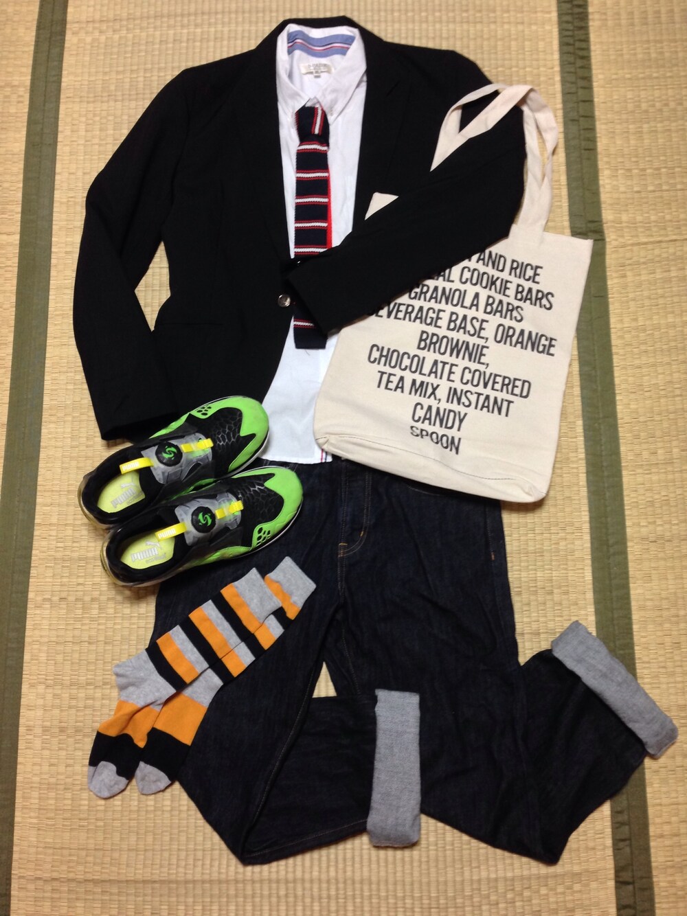 ホワイト系のエコバッグ/サブバッグ、その他のスニーカーを着用したメンズの夏コーディネートの1枚目の写真