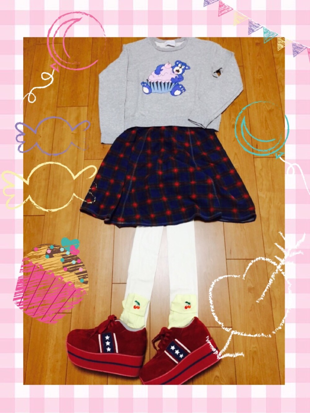 「Candy Stripper、くまさん、チェックスカート、スウエット」｜「Candy StripperのCUPCAKE BEAR SWEAT TOPS（Tシャツ/カットソー、グレー系）」を使った、Kazumamaさん（レディース・153cm）の春コーディネートの1枚目の写真