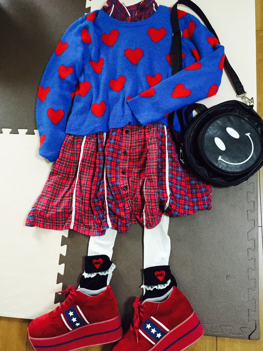 「Candy Stripper、赤×青、ハート柄、チェックワンピース、柄×柄」｜「Candy Stripperのアイテム（ニット/セーター、ブルー系）」を使った、Kazumamaさん（レディース・153cm）の春コーディネートの1枚目の写真