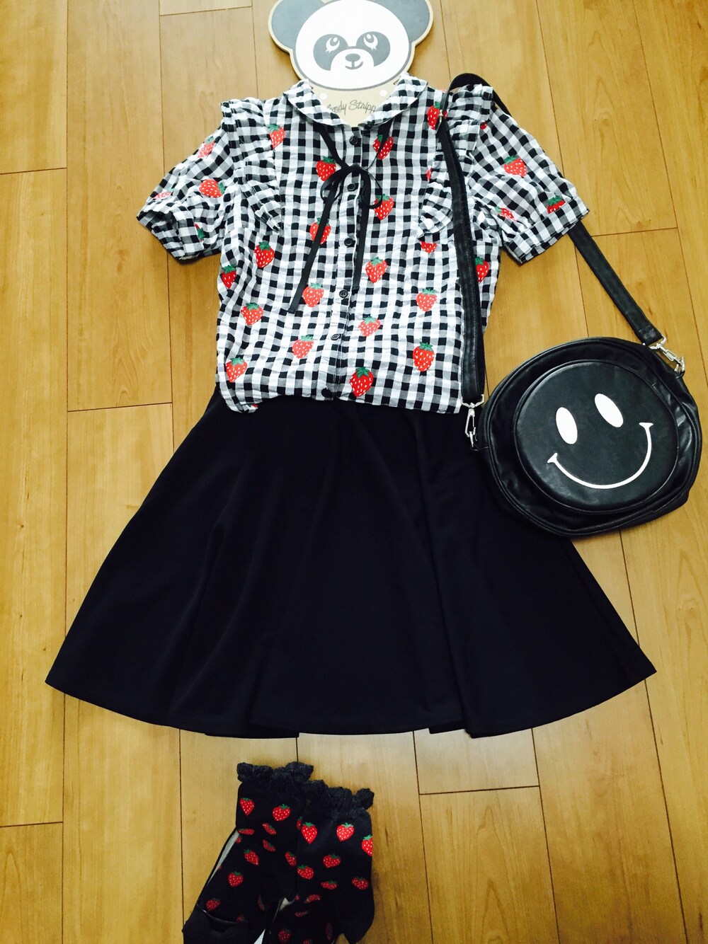 「Candy Stripper、フルーツ柄、いちご、チェツクシャツ、フレアスカート、黒コーデ」｜「Candy StripperのBE MY STRAWBERRY SHIRT（シャツ/ブラウス、ホワイト系）」を使った、Kazumamaさん（レディース・153cm）の春コーディネートの1枚目の写真