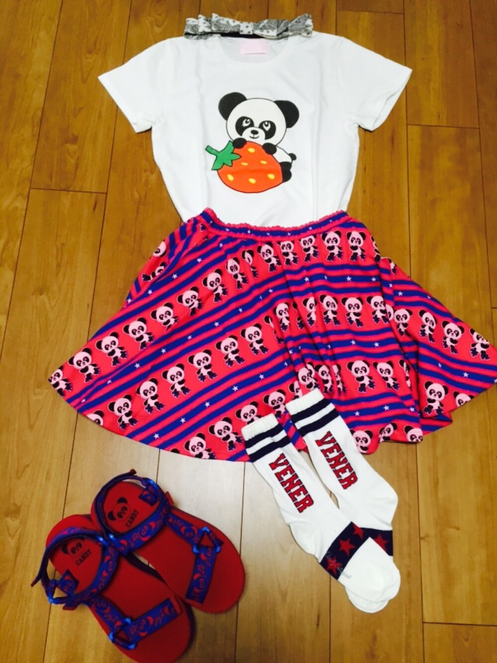 「Candy Stripper、PEPE、柄、スポーツサンダル、スポーツミックス」｜「Candy Stripperのアイテム（スカート、レッド系）」を使った、Kazumamaさん（レディース・153cm）の夏コーディネートの1枚目の写真