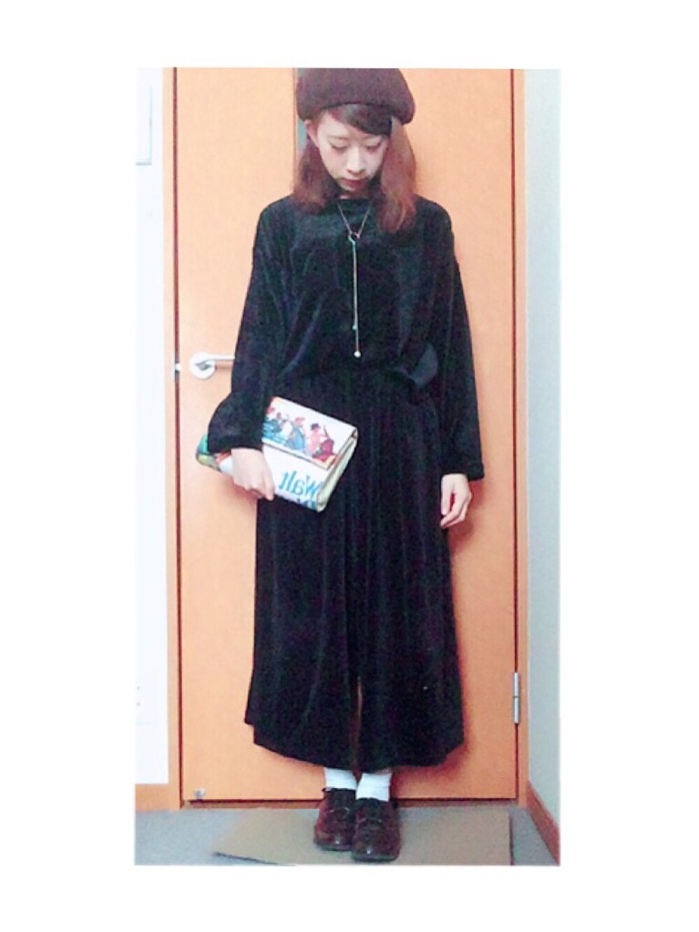 ブラック系のTシャツ/カットソー、ブラック系のその他パンツ、ブラウン系のパンプスを着用したレディースの秋コーディネートの1枚目の写真