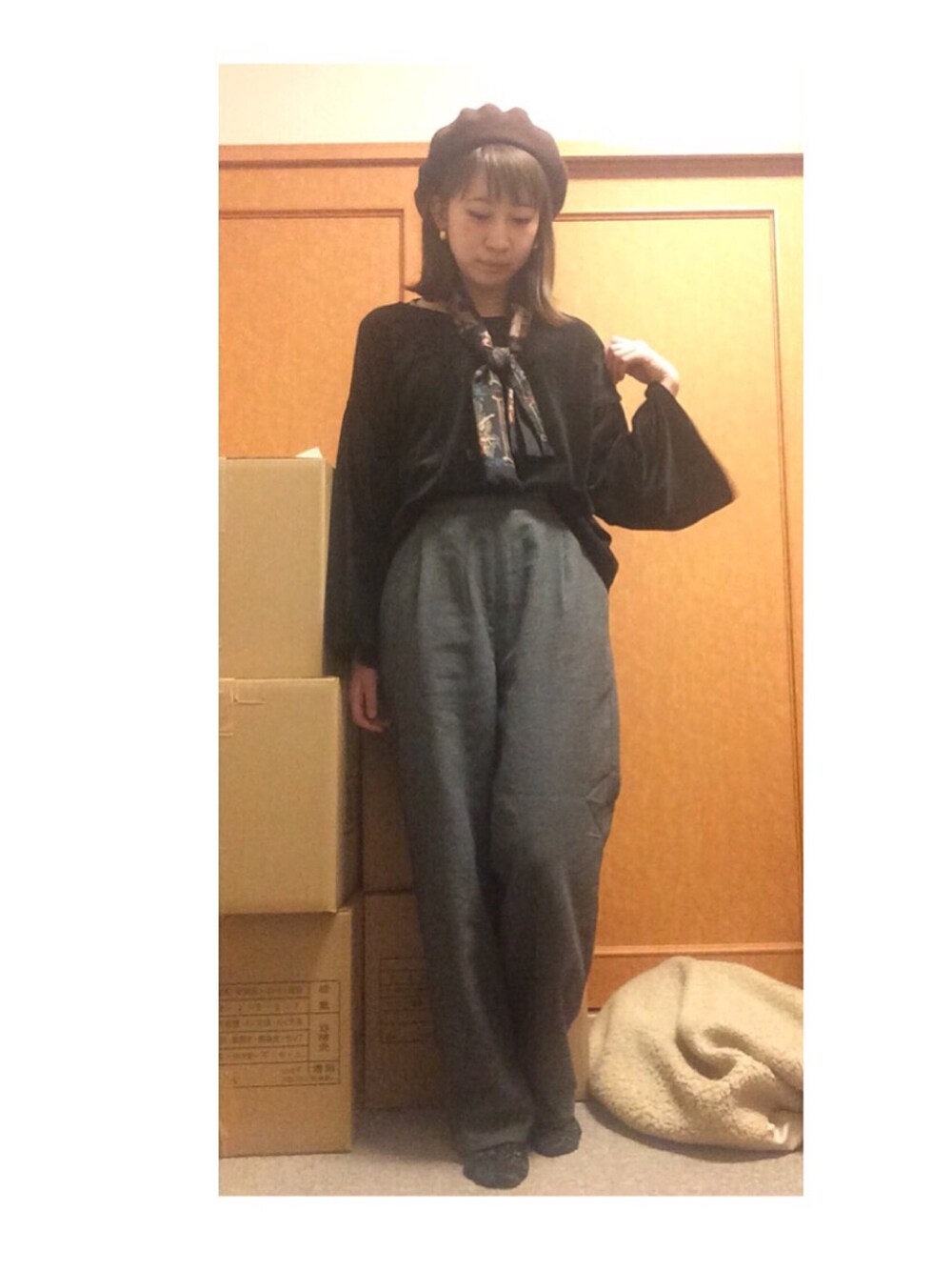 ブラック系のTシャツ/カットソー、グレー系のパンツ、ブラウン系の帽子を着用したレディースの秋コーディネートの1枚目の写真