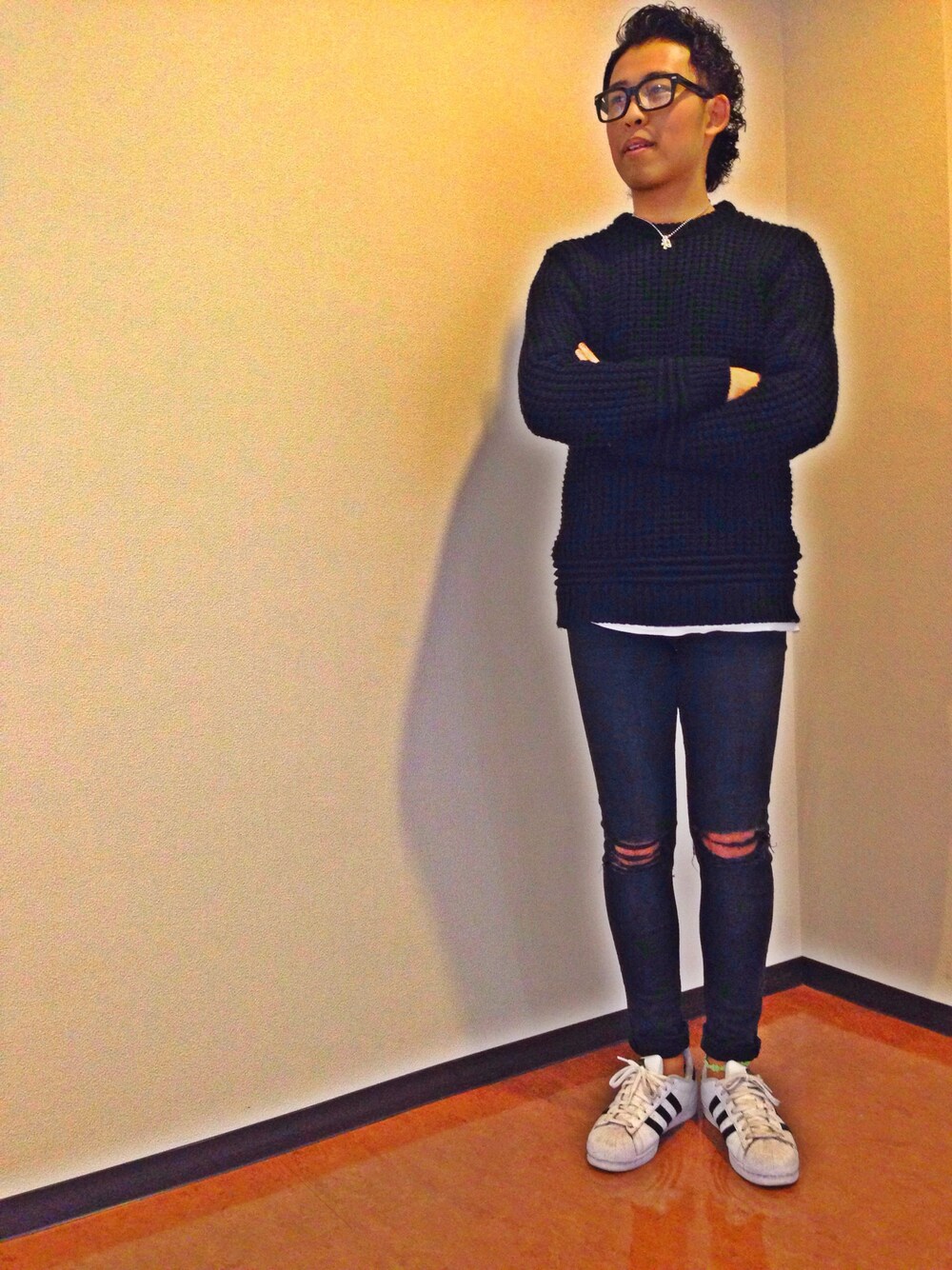 ブラック系のニット/セーター、ホワイト系のTシャツ/カットソー、ブラック系のその他パンツを着用したメンズの冬コーディネートの1枚目の写真