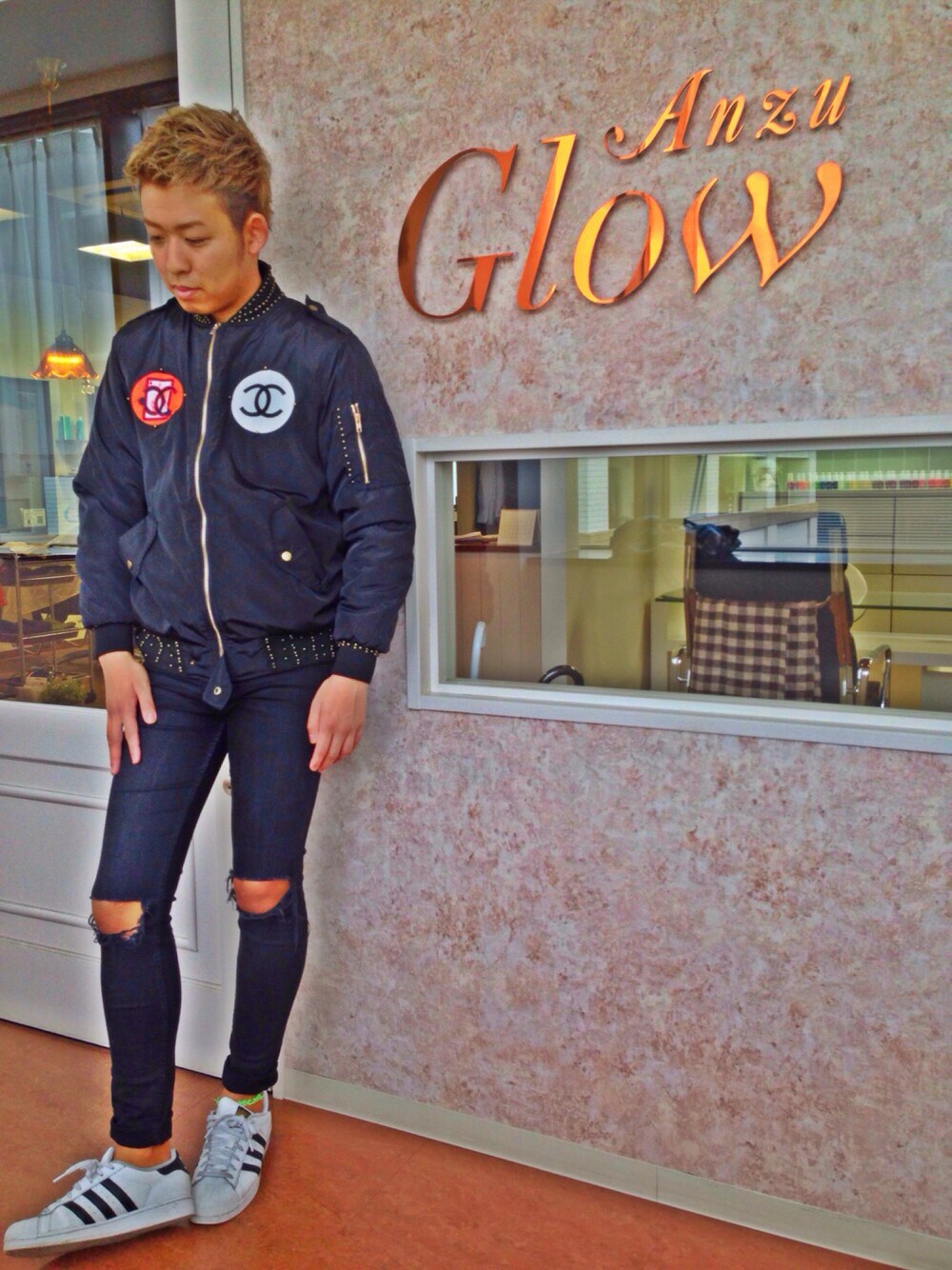 ブラック系のジャケット/アウター、ブラック系のその他パンツ、ホワイト系のスニーカーを着用したメンズの春コーディネートの1枚目の写真