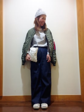 「白いスニーカー」｜「アイテム（MA-1）」を使った、@risaさん（レディース・155cm）の冬コーディネート