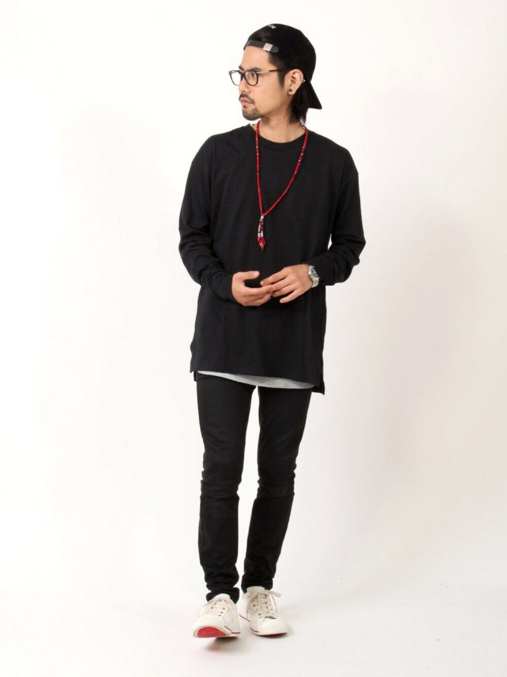 ブラック系のTシャツ/カットソー、グレー系のタンクトップ、ブラック系のチノパンツを着用したメンズの秋コーディネートの1枚目の写真
