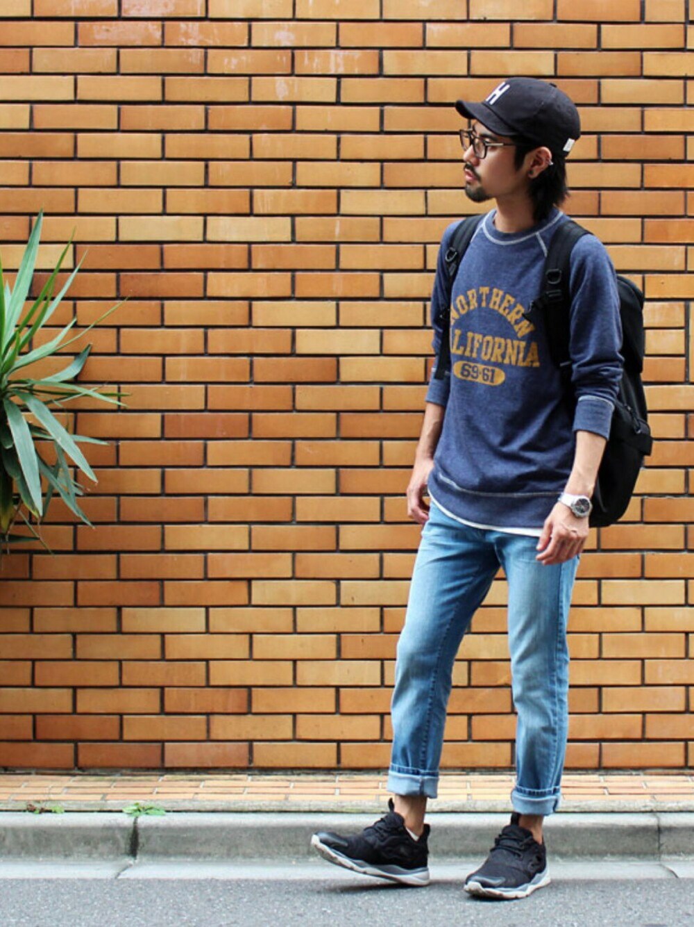 ブルー系のスウェット、ホワイト系のTシャツ/カットソー、ブルー系のデニムパンツを着用したメンズの秋コーディネートの1枚目の写真