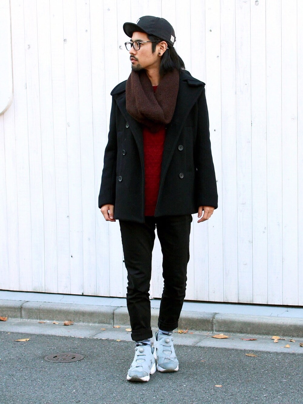 ブラック系のピーコート、レッド系のニット/セーター、ブラック系のチノパンツを着用したメンズの冬コーディネートの1枚目の写真