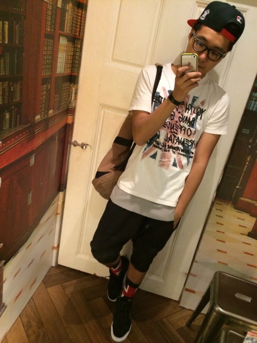 「5cmのアイテム（Tシャツ/カットソー、ホワイト系）」を使った、vongkinianさん（メンズ・179cm）の秋コーディネートの1枚目の写真