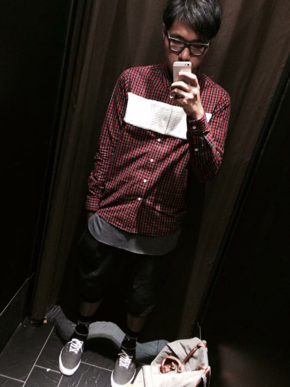 「IZZUEのアイテム（シャツ/ブラウス、レッド系）」を使った、vongkinianさん（メンズ・179cm）の秋コーディネートの1枚目の写真