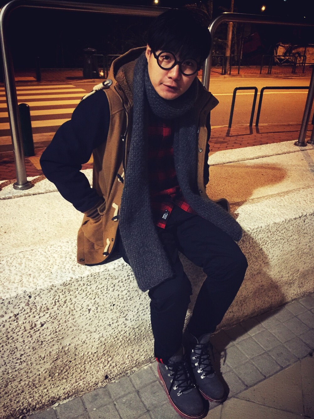 「冬コーデ、スニーカー、winter wearing、STYLE、WINTER STYLE、古着」｜「Fingercroxxのアイテム（シャツ/ブラウス、レッド系）」を使った、vongkinianさん（メンズ・179cm）の冬コーディネートの1枚目の写真