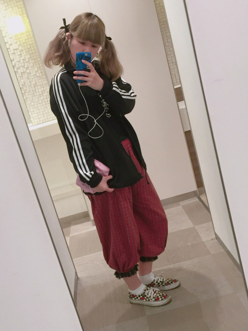 ブラック系のブルゾン、ブラック系のTシャツ/カットソー、レッド系のパンツを着用したレディースの秋コーディネートの1枚目の写真