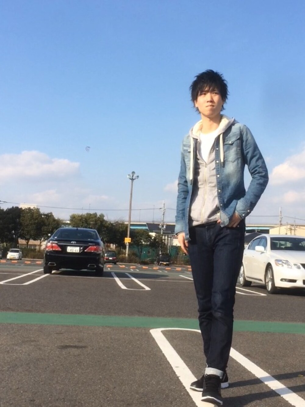 「Gジャン×パーカー、デニム、デニム×デニム、スニーカー」｜「G-STAR RAWのアイテム（パーカー、グレー系）」を使った、けんさん（メンズ・178cm）の春コーディネートの1枚目の写真