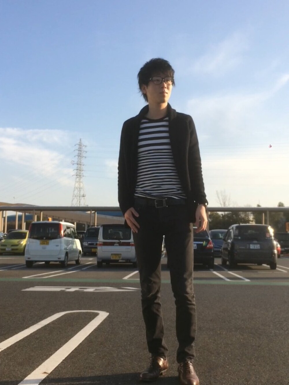 「黒縁メガネ、黒スキニー、カーディガン、ワントーンコーデ」｜「RAGEBLUEのアイテム（Tシャツ/カットソー、ブラック系）」を使った、けんさん（メンズ・178cm）の春コーディネートの1枚目の写真