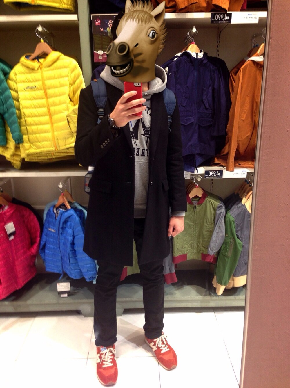 ブラック系のチェスターコート、ブラック系のその他パンツ、グレー系のパーカーを着用したメンズの冬コーディネートの1枚目の写真