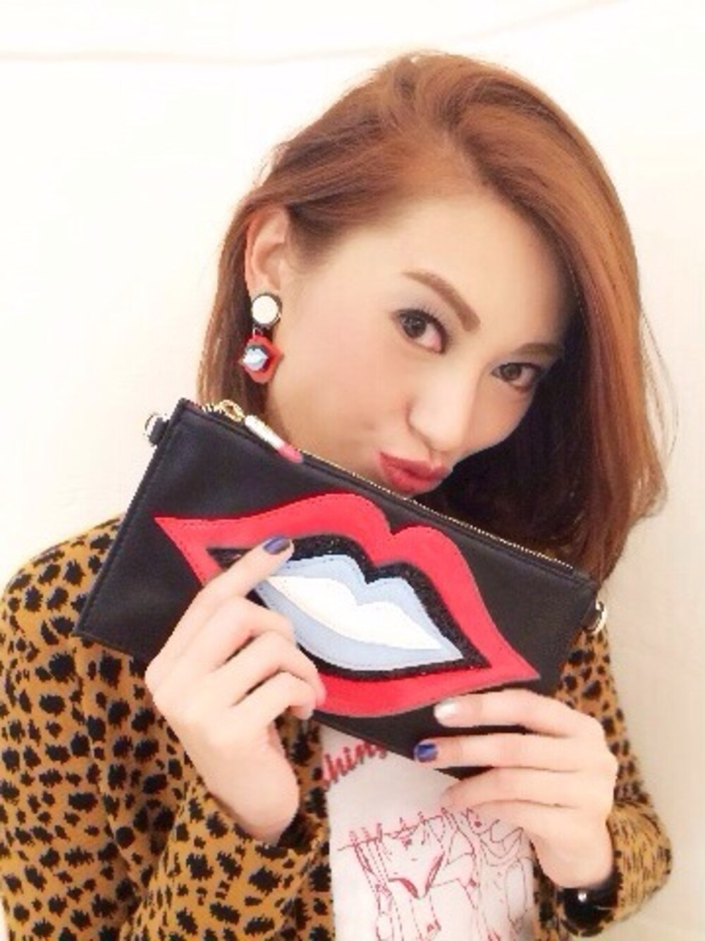 「SLYのKISS LIP LITTLE BAG（クラッチバッグ、ブラック系）」を使った、yusukeさん（レディース・172cm）の秋コーディネートの1枚目の写真
