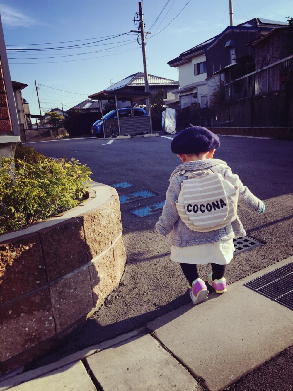 「ベレー帽、New Balance、リュック」｜「BRANSHESのアイテム（Tシャツ/カットソー、ブルー系）」を使った、conahaさん（キッズ・70cm）の冬コーディネートの1枚目の写真