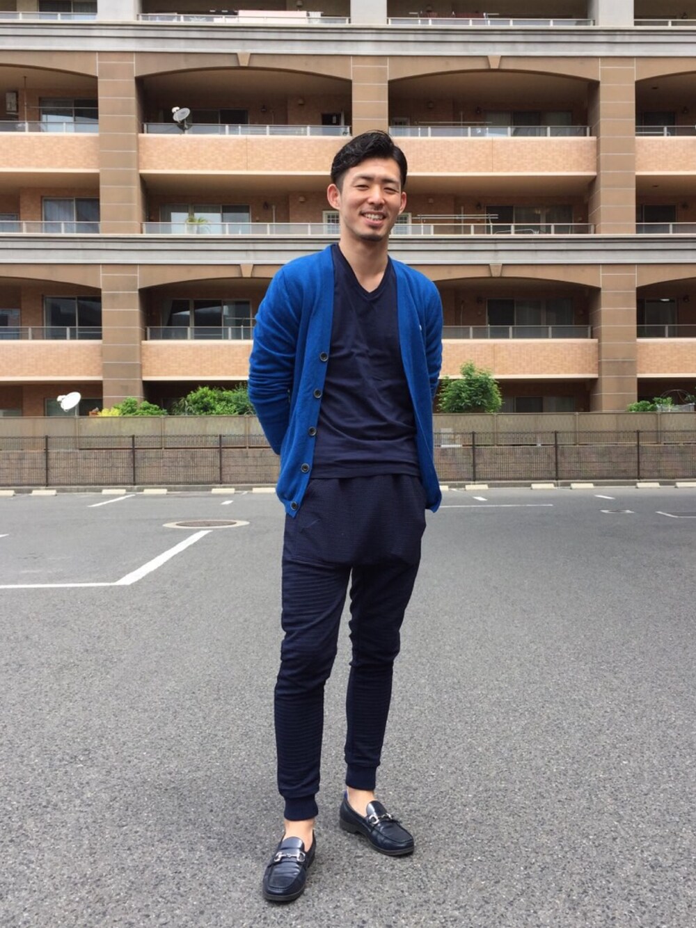 「カーティガン、ロングTシャツ、ジョガーパンツ、ローファー」｜「LACOSTEのアイテム（カーディガン/ボレロ、ブルー系）」を使った、Tsubasa Iwaiさん（メンズ・173cm）の春コーディネートの1枚目の写真