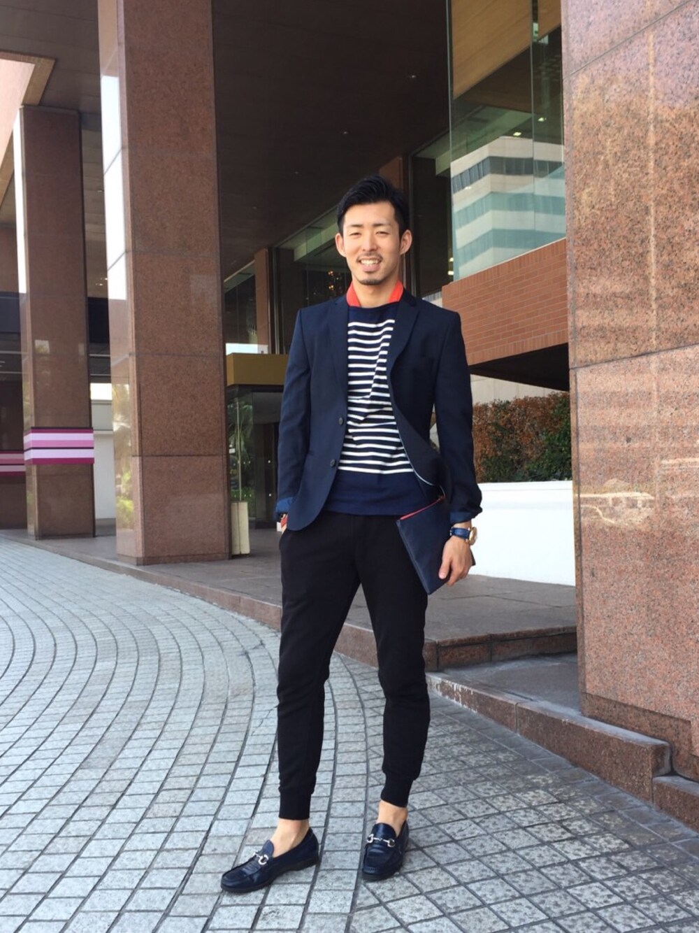 「パーティスタイル、ジャケットスタイル、ローファー、スウェット、ボーダーTシャツ」｜「H&Mのアイテム（テーラードジャケット、ブルー系）」を使った、Tsubasa Iwaiさん（メンズ・173cm）の夏コーディネートの1枚目の写真